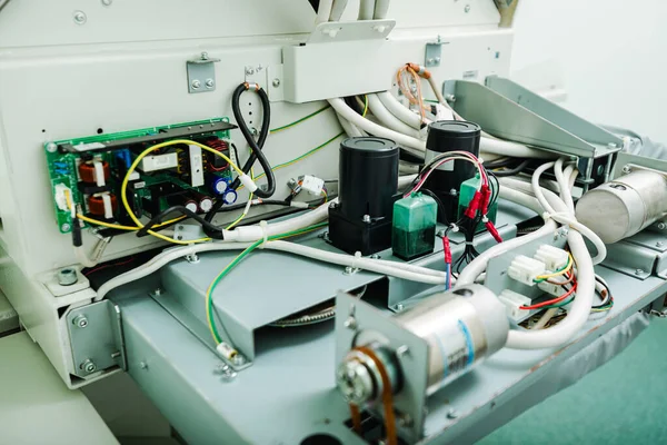 Teknisyen, tıbbi tanı ekipmanlarında güvenli ve istikrarlı performans sağlamak için iç X-ray bileşenlerini hassas kalibrasyon için ayarlar.