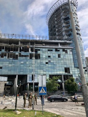 Kyiv, Ukrayna. 08.07.2024: Geniş bir ofis merkezi sabah saldırısından kaynaklanan patlamış camlar ve yapısal hasarlar gösteriyor.