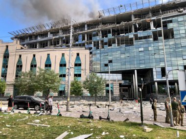 Kyiv, Ukrayna. 08.07.2024: Sabah grevi sırasında vurulan modern bir binanın cam panellerinin yakın görüntüsü.