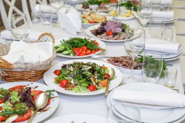 Salatalı, aperatifli ve kadehli şenlikli masa kurumsal etkinlik ya da iş ziyafeti için hazırlandı..