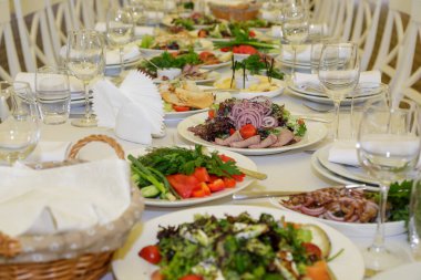 Salatalı, aperatifli ve kadehli şenlikli masa kurumsal etkinlik ya da iş ziyafeti için hazırlandı..