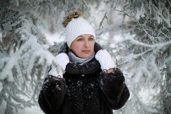 Attractive Middle Aged Woman Dressed Winter Clothes Fur Coat Hat — Stock Photo, Image