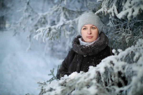 Mulher Meia Idade Atraente Vestida Com Roupas Inverno Casaco Peles — Fotografia de Stock