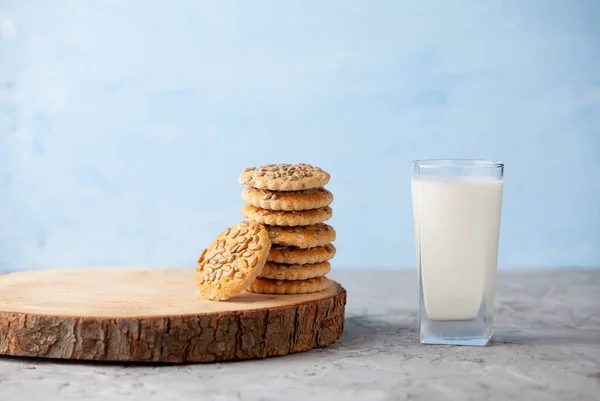 一杯牛奶和自制饼干 — 图库照片