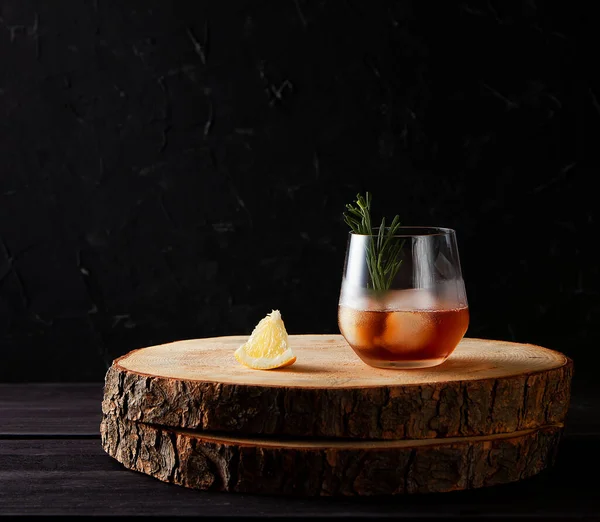 Cocktail Med Rosmarin Och Citron Träbord — Stockfoto