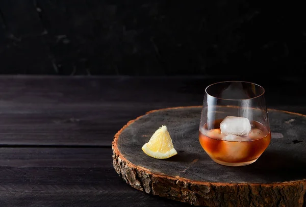 Cocktail Med Mörkt Träbord — Stockfoto