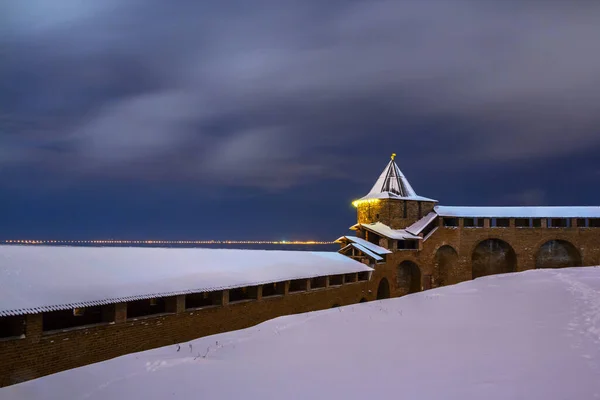 Τείχος Του Κρεμλίνου Πύργος Χιόνι Και Ουρανός Βράδυ Στο Nizhny — Φωτογραφία Αρχείου