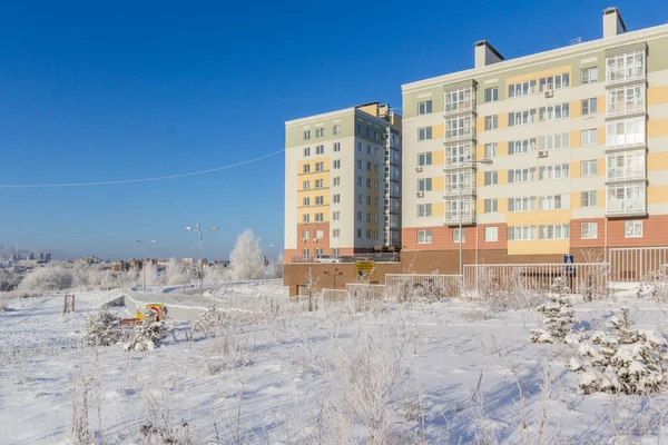 Ein Mehrfamilienhaus Auf Einer Winterwiese Einem Sonnigen Tag — Stockfoto