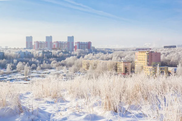 Nya Byggnader Snöig Stad Solig Dag — Stockfoto