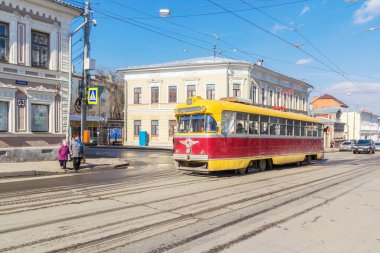 Nizhny Novgorod şehri, Nizhny Novgorod bölgesi / Rusya - 18 Mart 2020: Ilinskaya Caddesi 'ndeki Retro tramvayı