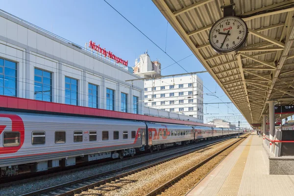Nizhny Novgorod şehri, Nizhny Novgorod bölgesi / Rusya - 14 Haziran 2020: Platform istasyonunda tren