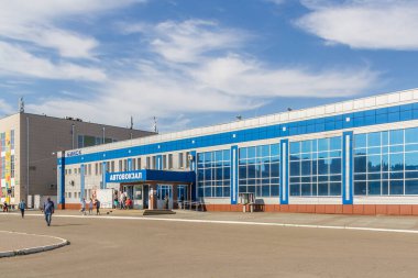 BIYSK, RUSSIA - 17 Haziran 2021: Kentteki otobüs durağı