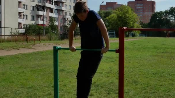 Kind is training te trekken op de horizontale balk — Stockvideo