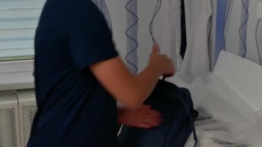 Çocuk sırt çantasını sırtına koyar.. 