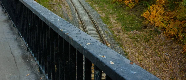 Utsikt över järnvägen uppifrån från en gångbro. — Stockfoto