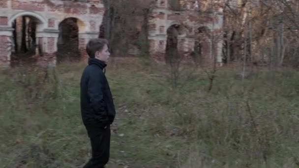 Băiatul trece printr-un loc abandonat. . — Videoclip de stoc