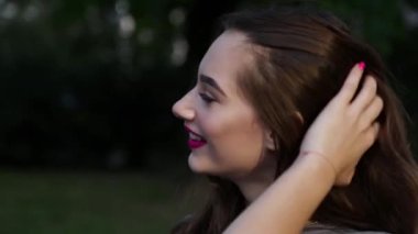 Güzel, rüya gibi, neşeli bir kızın portresi.. 