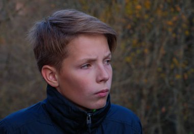 Güzel ve ciddi bir çocuğun yakın plan portresi..