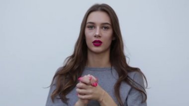 Güzel kız endişelenir ve ellerini sıkar..