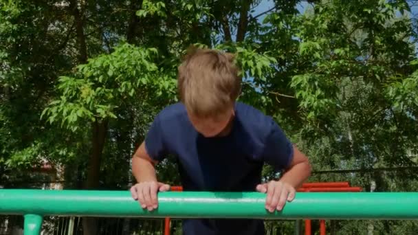 Egy tinédzser fekvőtámaszt csinál a pulton.. — Stock videók