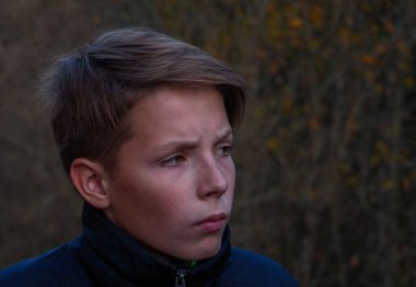 Akıllı ve ciddi bir çocuğun yakın plan portresi..