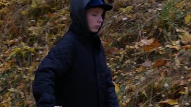 Το αγόρι περπατάει στο δάσος με το ποδήλατό του.. — Αρχείο Βίντεο