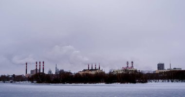 Gölün yakınındaki bir elektrik santralinin bacaları..