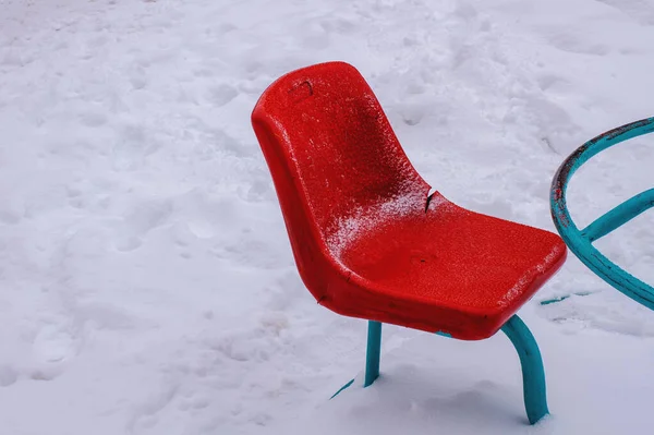 Sedile da una giostra su uno sfondo di neve. — Foto Stock
