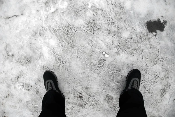 Piedi sull'erba innevata — Foto Stock