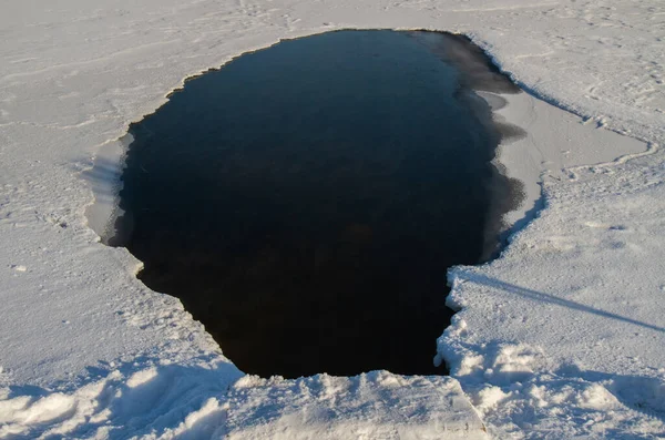 Gran agujero de hielo en el río — Foto de Stock