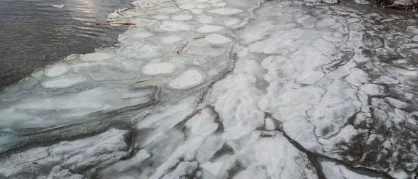 La superficie de un lago congelado cubierto de hielo. — Foto de Stock