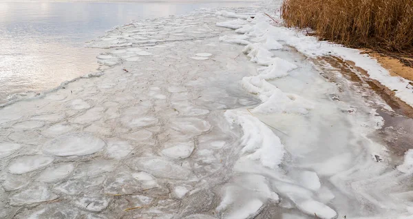 La superficie de un lago helado en otoño con mal tiempo. — Foto de Stock