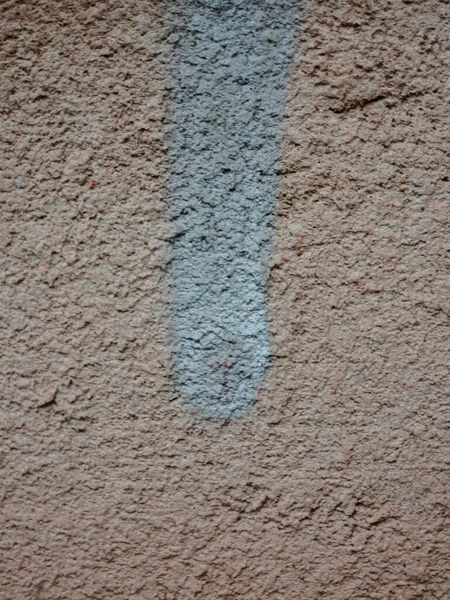 Goutte de peinture bleue sur un mur brun. — Photo