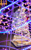 Světelný elektrický umělý vánoční stromek.