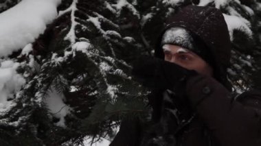  Karla kaplı bir ladin üzerinde donmuş bir adamın portresi..