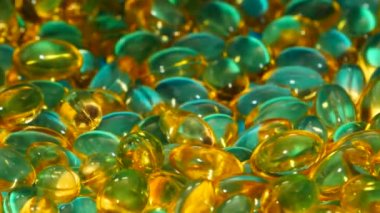 Mavi lastik eldivenli eller balık yağı kapsüllerini topluyor..