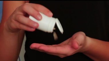 Çocuk Elle Vitamin Kapsülleri Döküyor