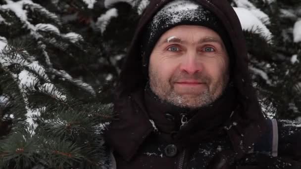 Senior man portrait in snowy scenery. — Stock Video