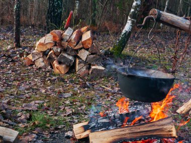 Ateşte balık çorbası pişirmek