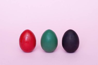 Pastel arka planda çok renkli dekoratif yumurtalar..