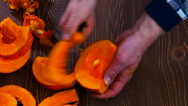 Cutting an orangery pumpkin into thin slices. — Vídeo de Stock