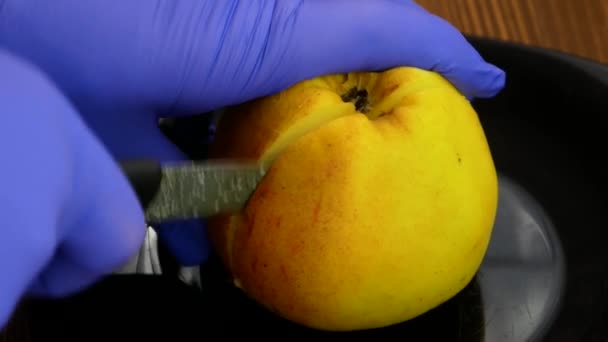 Cortar una manzana podrida con un cuchillo pequeño. — Vídeos de Stock