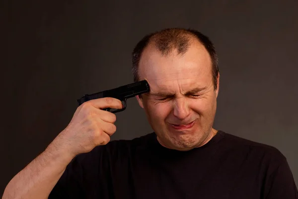 The man put a gun to his head. — Fotografia de Stock