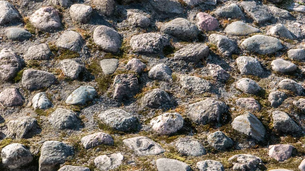 Cobertura decorativa com grandes pedras no pátio. — Fotografia de Stock