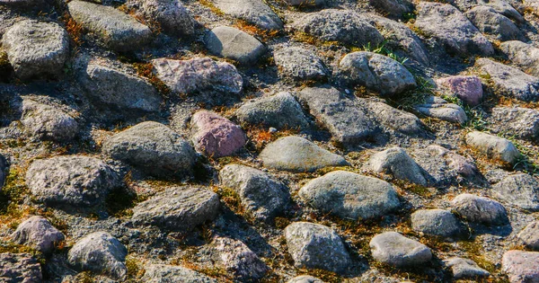 Pokrycie dekoracyjne dużymi kamieniami na podwórku. — Zdjęcie stockowe