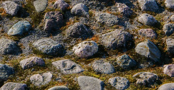 Uma superfície decorativa feita de grandes pedras no parque. — Fotografia de Stock