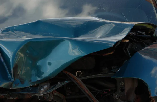 Close-up de um carro azul escuro fisicamente danificado em um acidente de trânsito. — Fotografia de Stock