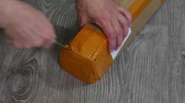 Paketi küçük bir bıçakla açıyorum..