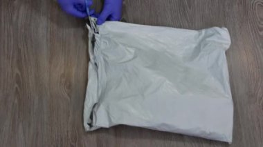 Eller makasla paket teslimat kutusunu açsın..
