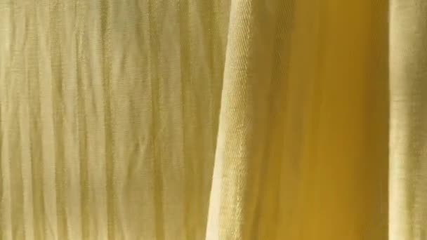 Sol secado tela amarilla después del lavado. — Vídeo de stock